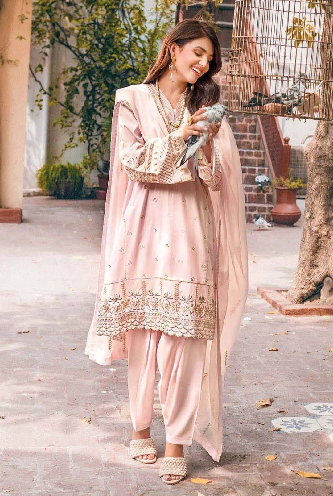 Gul Ahmed 3PC Luxury Lawn Unstitched Suit With Embroidered Chiffon Dupatta